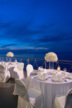 Romantik bir akşam yemeği Kur, mum ışığı ile dekorasyon. Alacakaranlık.