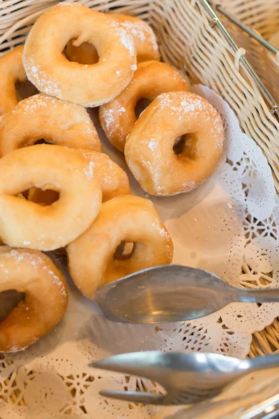 Mandje van poedersuiker donuts — Stockfoto