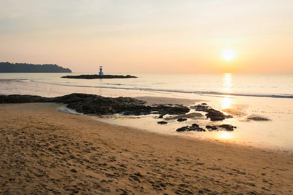 Θαλασσογραφία, παραλία, θάλασσα και φάρο βλέποντας από την παραλία στο ηλιοβασίλεμα ή sunrise. — Φωτογραφία Αρχείου