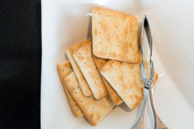 Kraker kelepçe gıda ile beyaz kase.