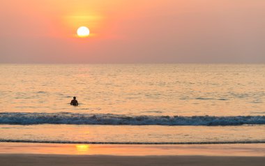 Gün batımında deniz manzarası
