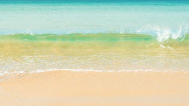 Dalga plaj üzerinde