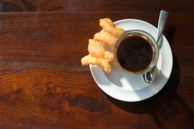 Derin kızarmış hamur ile sıcak kahve