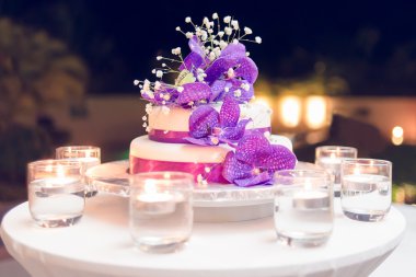Düğün pastası ile mor orkide