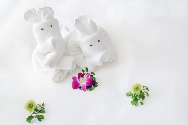 Toallas dobladas blancas en formas de animales . — Foto de Stock