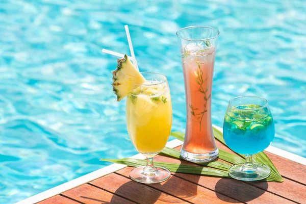 Cocktail glasses at pool, beach side. copy space. — Stock Photo, Image