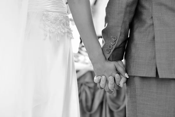 Sposa e sposo che si tengono per mano — Foto Stock