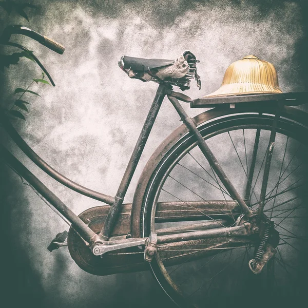 Vintage bicycle with old hat — Stock Photo, Image