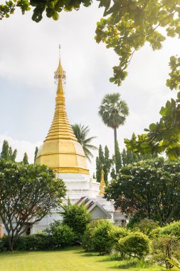 Altın stupa veya çimento ve çinko genel tapınakta yapılan altın pagada.