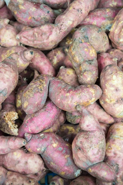 Viel Süßkartoffeln auf dem Markt. — Stockfoto