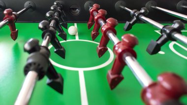 Tablo tablo futbol ya da masa futbolu, siyah ve kırmızı yeşil rakamlar.