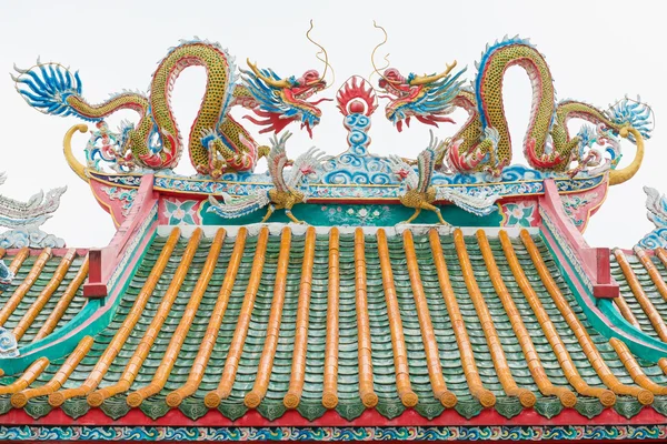 Chinese dragon and pheasant on the roof of the shrine — Stock Photo, Image