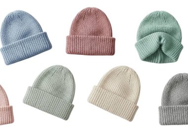 Mavi, pembe, yeşil, bej, gri ve şeftali gibi çeşitli renklerde sekiz örgü şapkalı bir grup.