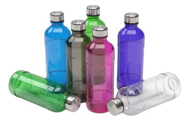 Resim, mavi, yeşil, pembe, mor, berrak ve gri olmak üzere çeşitli renklerde yedi şeffaf plastik şişe gösteriyor. Gümüş vida kaplamaları var ve beyaz bir arka planda gevşek bir gruplandırılmış haldeler. Bazı şişeler dik duruyor.