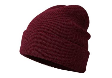 Kışın ya da modaya uygun beyaz bir arka planda sergilenen, muhtemelen yün ya da pamuktan yapılmış kestane rengi bir bere.