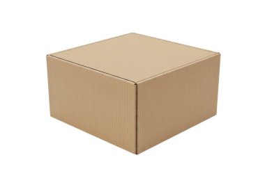 Kırışık kenarları ve kıvrımlı dokusu olan basit bir kahverengi karton kutu düz beyaz bir arka planda oturur. Kutu, bir köşesi izleyiciyi gösteren bir açıyla konumlandırılmış. Görüntü bir ürün fotoğrafı ya da stok resmi gibi görünüyor.