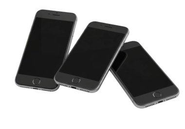 Görüntü, düz beyaz arkaplanda sersemletici bir şekilde düzenlenmiş, boş ekranlı üç siyah akıllı telefonu gösteriyor. Telefonlar tıpatıp aynı görünüyor, önünde görünür bir logo ya da damga yok. Şık ve modern bir tasarıma sahipler.
