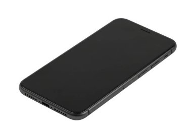 Yuvarlak kenarlı siyah bir akıllı telefon ve düz ekran, düz beyaz arkaplan üzerinde bir açı, parlak tasarımı sergiliyor
