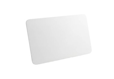 boş bir beyaz kart düz beyaz bir arkaplanda gösterilir, kart yuvarlak köşeli dikdörtgen şeklindedir ve bir açıyla konumlandırılmıştır