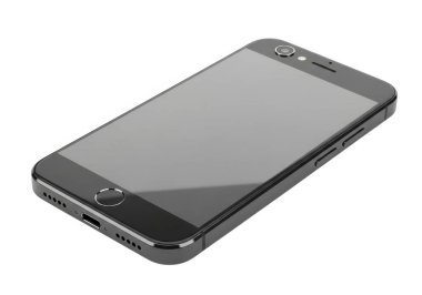 Beyaz arkaplanda parlak yüzeyini ve yuvarlak kenarlarını gösteren boş ekranlı siyah bir akıllı telefon.