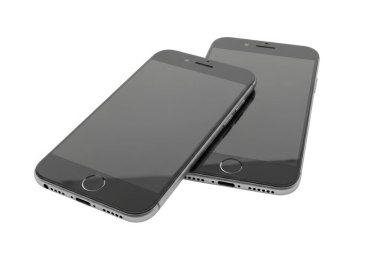 Beyaz arka plana iki siyah akıllı telefon yerleştiriliyor. Telefonlar bir açıyla yerleştirilmiş, bir telefon diğerinin üstünde. İki telefonun da parlak bir sonu olan parlak bir tasarımı var. Ekranlar karanlık ve yansıtıcıdır. Telefonların alt kısımları ise...