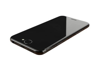 Parlak kaplamalı parlak siyah bir akıllı telefon, beyaz arka planda bir açıyla, kamera lensini ve güç düğmesini gösteriyor.