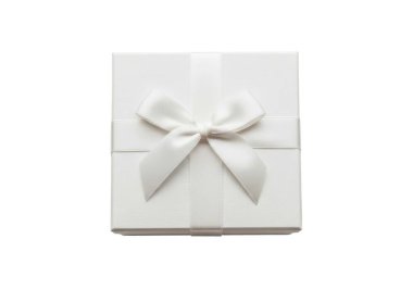 Beyaz bir kurdeleyle sarılmış beyaz bir hediye kutusu. Üzerinde beyaz bir arka planda duruyor.