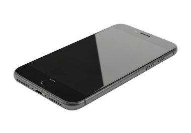 Beyaz bir arkaplanda ışık yansıtan, modern tasarımı ve yansıtıcı görüntüsünü gösteren, parlak bir ekranı olan siyah bir akıllı telefon.