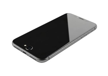 Beyaz arka planda beyaz ekranı olan siyah bir akıllı telefon. Telefonun parlak tasarımını ve yansıtıcı yüzeyini gösteriyor.