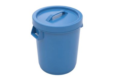 Görüntü, üzerinde kapağı ve sapı olan mavi bir plastik kova gösteriyor. Kova dayanıklı plastikten yapılmış gibi görünüyor ve pürüzsüz bir yüzeyi var. Ayrıca kapağı da mavi ve üzerinde küçük bir sapı var. Kolay kaldırmak için. Kova silindir şeklinde.