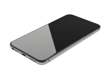 Siyah ve yansıtıcı ekranlı bir akıllı telefon, beyaz bir arkaplanda, sağa açılı, gümüş çerçeveli ve ekranın ortasında küçük bir delikle gösterilir.