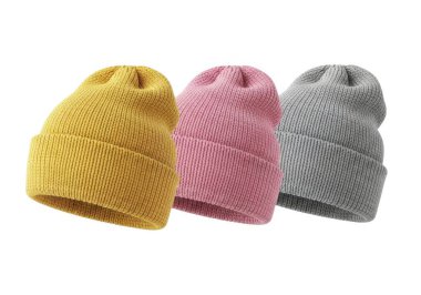 Sarı, pembe ve gri olmak üzere üç küçük, örülmüş bebek boncuğu. Beyaz bir arkaplanda yan yana sergilenirler..