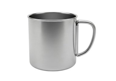 Sağ tarafında sade beyaz bir zemin üzerinde sunulan paslanmaz çelik bardak, muhtemelen paslanmaz çelik veya gümüşten, pürüzsüz ve parlak bir yüzeyi olan yansıtıcı bir maddeden yapılmış gibi görünüyor.