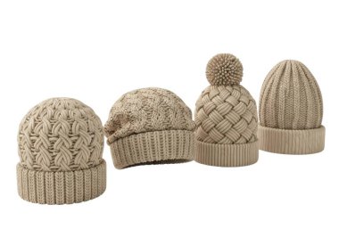 Görüntü, düz beyaz bir arkaplanda sıralanmış dört bej örgü şapkadan oluşuyor. Şapkalar stil olarak değişiyor. Kambur bir bere, ponpon beresi ve farklı örgü desenleri olan iki tane de kurdeleli bere.