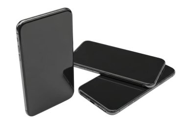 Düz beyaz arka planda üç siyah akıllı telefon gösteriliyor. Bir telefon dimdik dururken, diğer ikisi yan yana yatıyorlar. Telefonların kenarları yuvarlak, parlak bir tasarımı var..