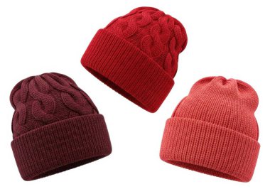 Görüntü, düz beyaz arka planda sıralanmış kırmızı ve kestane renginde üç örgü şapka içerir. Şapkalar kalın, tırtıklı bir kumaştan yapılmış ve üzerinde kablo örgüsü deseni var. Üçgen şeklinde konumlanmışlar.,