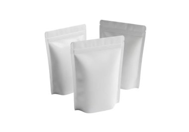 Beyaz arka planda yeniden mühürlenebilir fermuarlı üç beyaz stand up kesesi, ambalaj için kullanılır