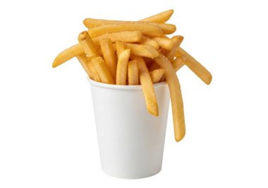 Beyaz arka planda kıtır kıtır kızarmış patateslerle dolu beyaz bir kağıt bardak.