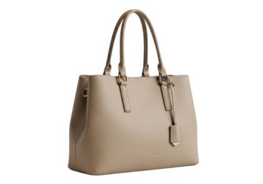 Bu resim iki saplı ve altın donanımlı bej bir deri el çantasını gösteriyor. Çantanın şekli yapılandırılmış ve yüksek kaliteli deriden yapılmış gibi görünüyor. Basit ama zarif bir tasarımı var, çeşitli durumlar için uygun hale getiriyor..