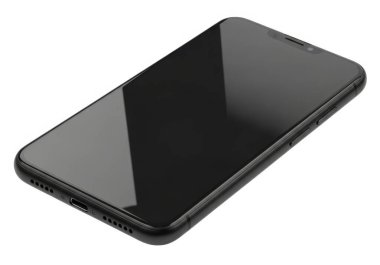 Beyaz arkaplan üzerinde boş ekranı olan bir siyah akıllı telefon, muhtemelen bir web sitesi veya katalog için bir ürün fotoğrafı, cihazın parlak tasarımı ve parlak ekran görüntüsü