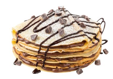 Üstüne pudra şekeri, çikolata parçacıkları ve temiz beyaz bir zemin üzerine çikolata serpiştirilmiş bir yığın pofuduk krep.