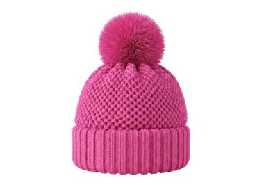 Üstünde ponpon ponponu olan pembe örülü bir bere. Kaburgalı ve desenli kumaştan yapılmış. Soğuk hava için mükemmel.