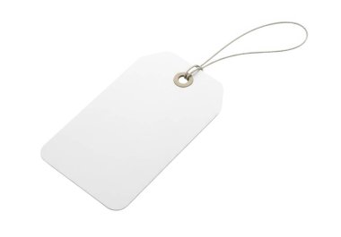 Üzerinde metal bir sicim olan boş beyaz bir etiket, beyaz bir arka planda, küçük bir delikten geçirilmiş.