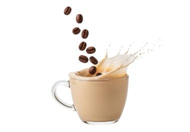 Sol tarafı açık kahverengi bir sıvıyla dolu bej bir kahve fincanı içine koyu kahve çekirdekleri düşüyor ve bir tutam süt fışkırıyor.