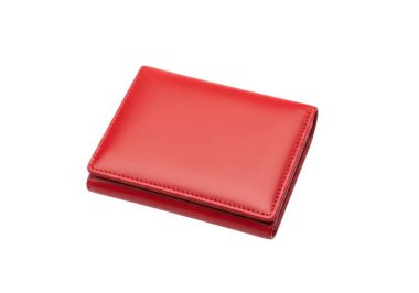 pürüzsüz bir yüzeyi ve dikişli kenarları olan kırmızı deri bir cüzdan ikiye katlanmış ve düz beyaz bir arka plana yerleştirilmiş.
