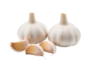 Görüntü iki sarımsak ampulü ve üç ayrı karanfil gösteriyor. Muhtemelen yemek pişirmek ya da yemek pişirmek için kullanılıyor..