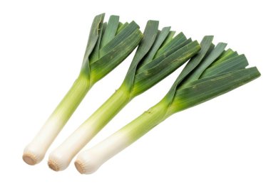 Görüntü, düz beyaz arkaplanda köşegen olarak dizilmiş beyaz tabanlı ve yeşil başlıklı üç yeşil soğanı gösteriyor. Soğanlar, yeşil yaprakları üstte ve beyaz sapları altta olmak üzere bir açıyla konumlandırılmıştır. Görüntü...