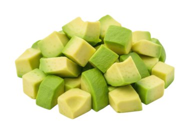 Katı beyaz bir zemin üzerinde kesilmiş büyük bir avokado yığını meyvenin yeşil ve sarı etini sergiliyor, küçük parçalar halinde kesiliyor.