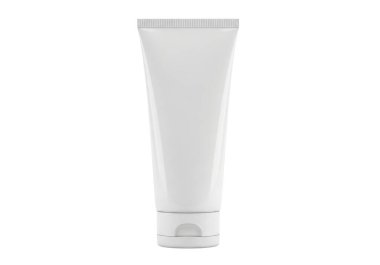 Krem ya da losyon dağıtmak için kullanılan beyaz plastik bir tüp düz beyaz bir arka planda dikiliyor.
