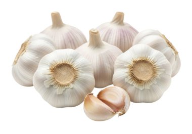 Görüntüde beş tane sarımsak soğanı ve bir tane de kısmen soyulmuş sarımsak soğanı var. Ampuller ağırlıklı olarak beyaz ve bir tanesinde pembemsi bir renk var. Kağıt gibi bir derileri ve açık kahverengi bir sapları var. Arkaplan düz beyaz, ki bu da...